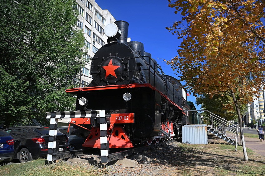 Паровоз и вагоны, установленные в честь труда железнодорожников во время войны